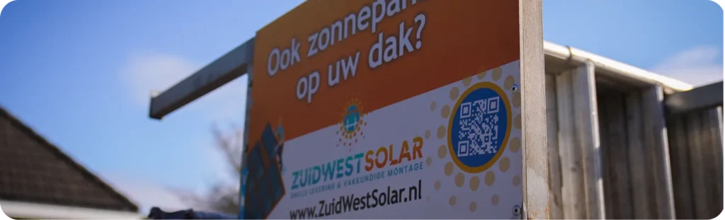 Reclamebord van ZuidWest Solar aan de steiger bij een woning