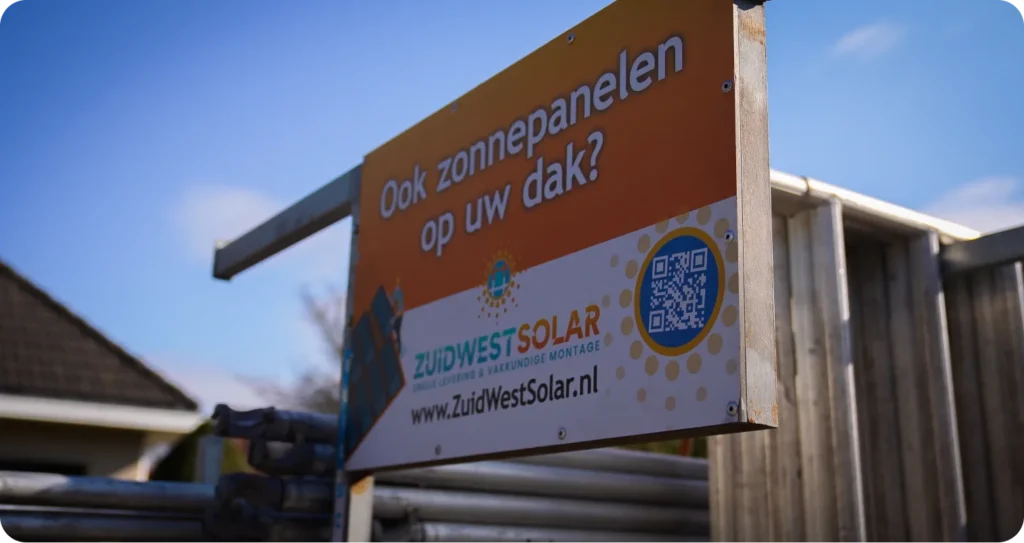 Reclamebord van ZuidWest Solar aan de steiger bij een woning