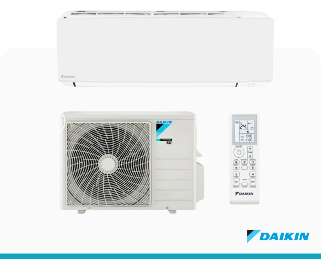 Slanke witte airco met binnendeel, buitendeel en afstandsbediening