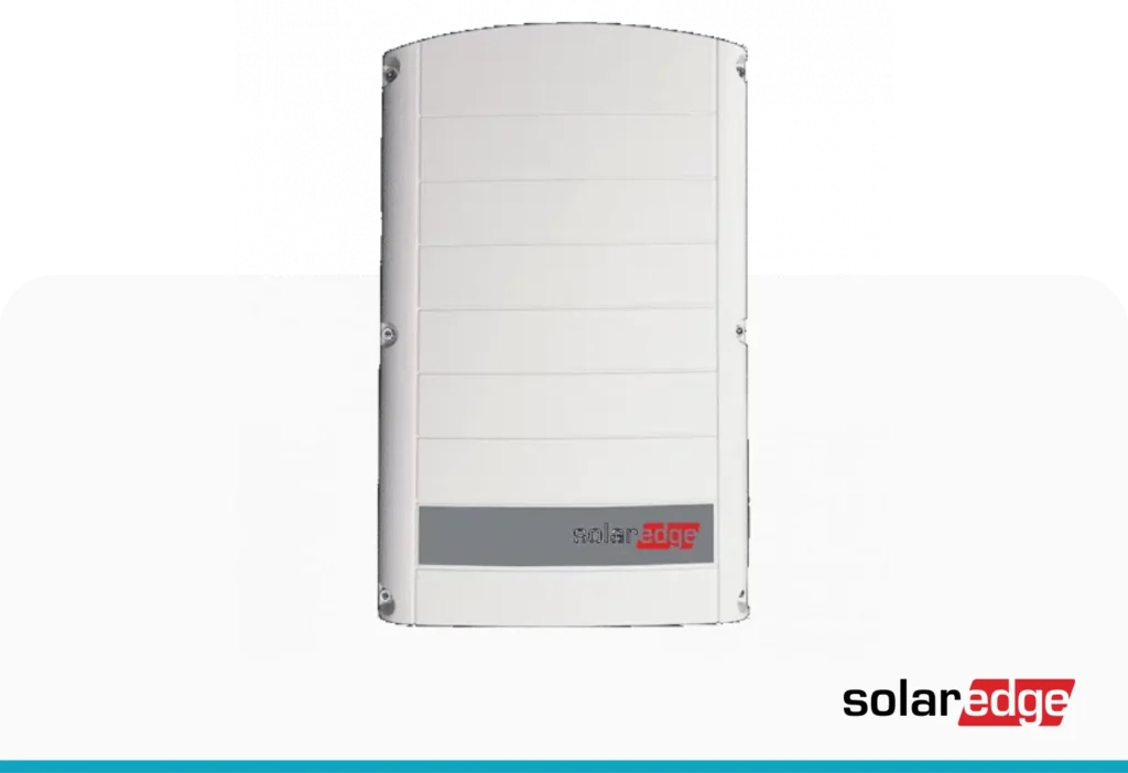 Witte SolarEdge-omvormer voor aan de muur