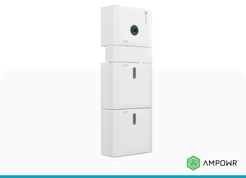 Witte thuisbatterij van drie gestapelde modules met een omvormer erboven