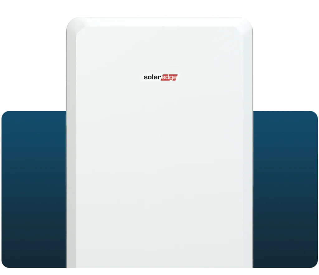 Witte SolarEdge thuisbatterij voor aan de muur